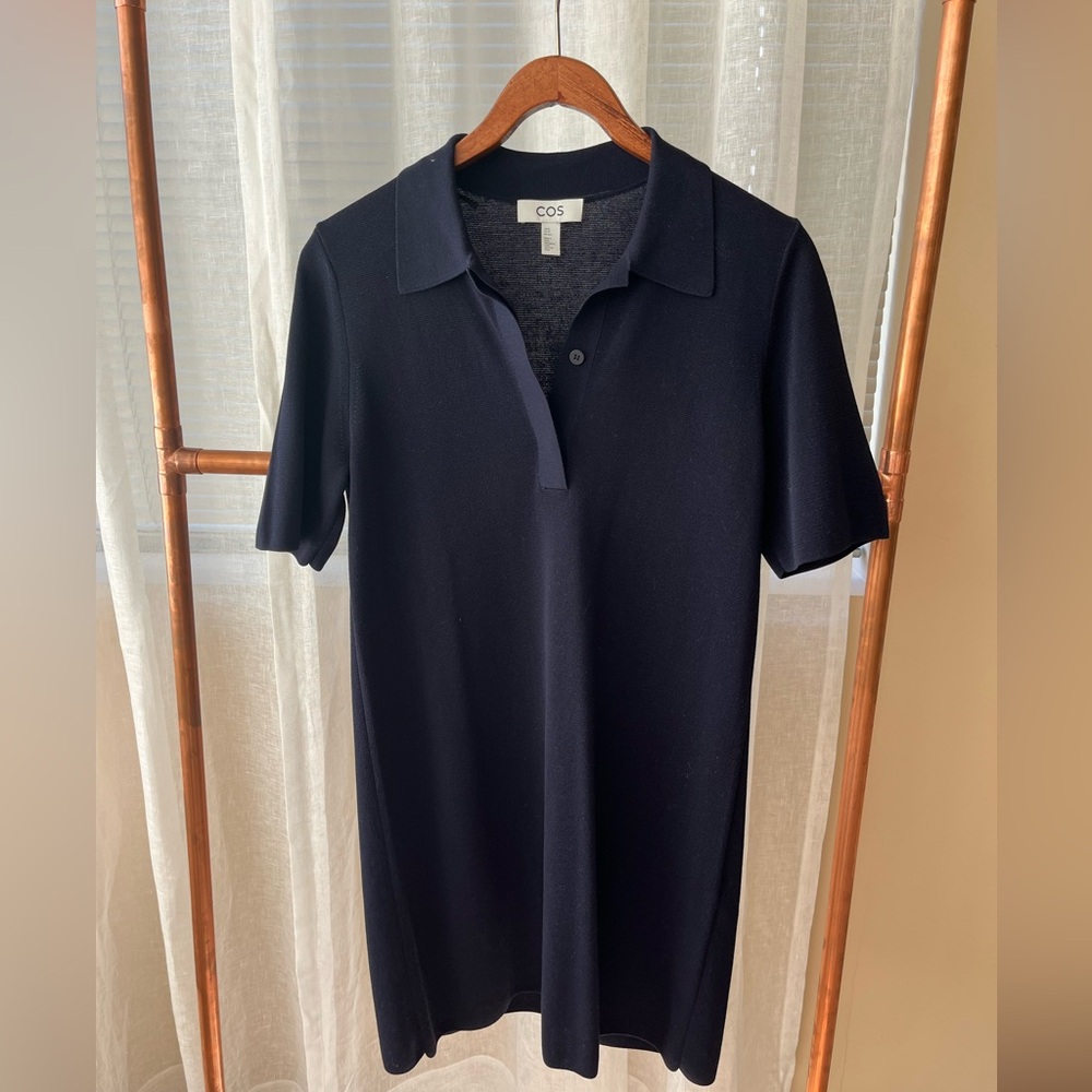 COS short sleeve sweater dress in navy. Size XS. Like new. Only worn once.